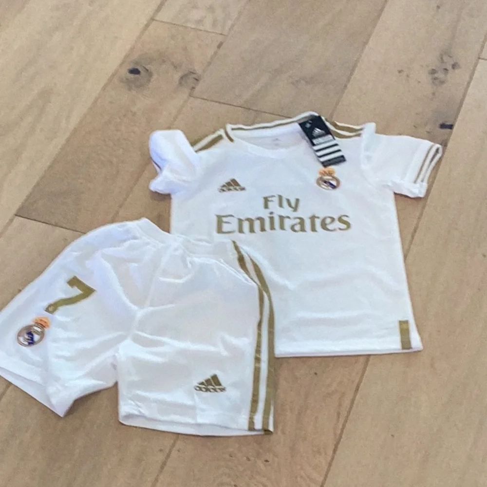 Adidas Kids Real Madrid White & Gold Jersey & shorts soccer jersey set emirates - Picture 5 of 5